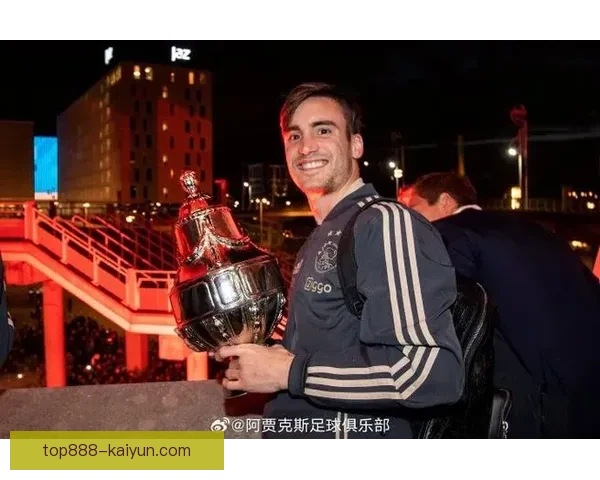 塔利亚菲科在阿贾克斯时代的表现稳健，引发广泛关注